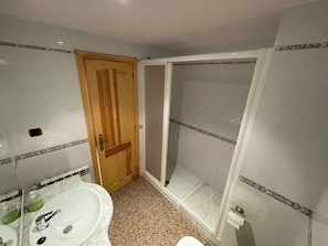 Haartrockner, Handtücher, Seife, Toilettenpapier