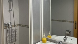 Secadora de cabello, toallas, jabón, papel de baño 