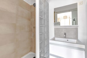 Douche, sĂšche-cheveux, serviettes fournies, savon