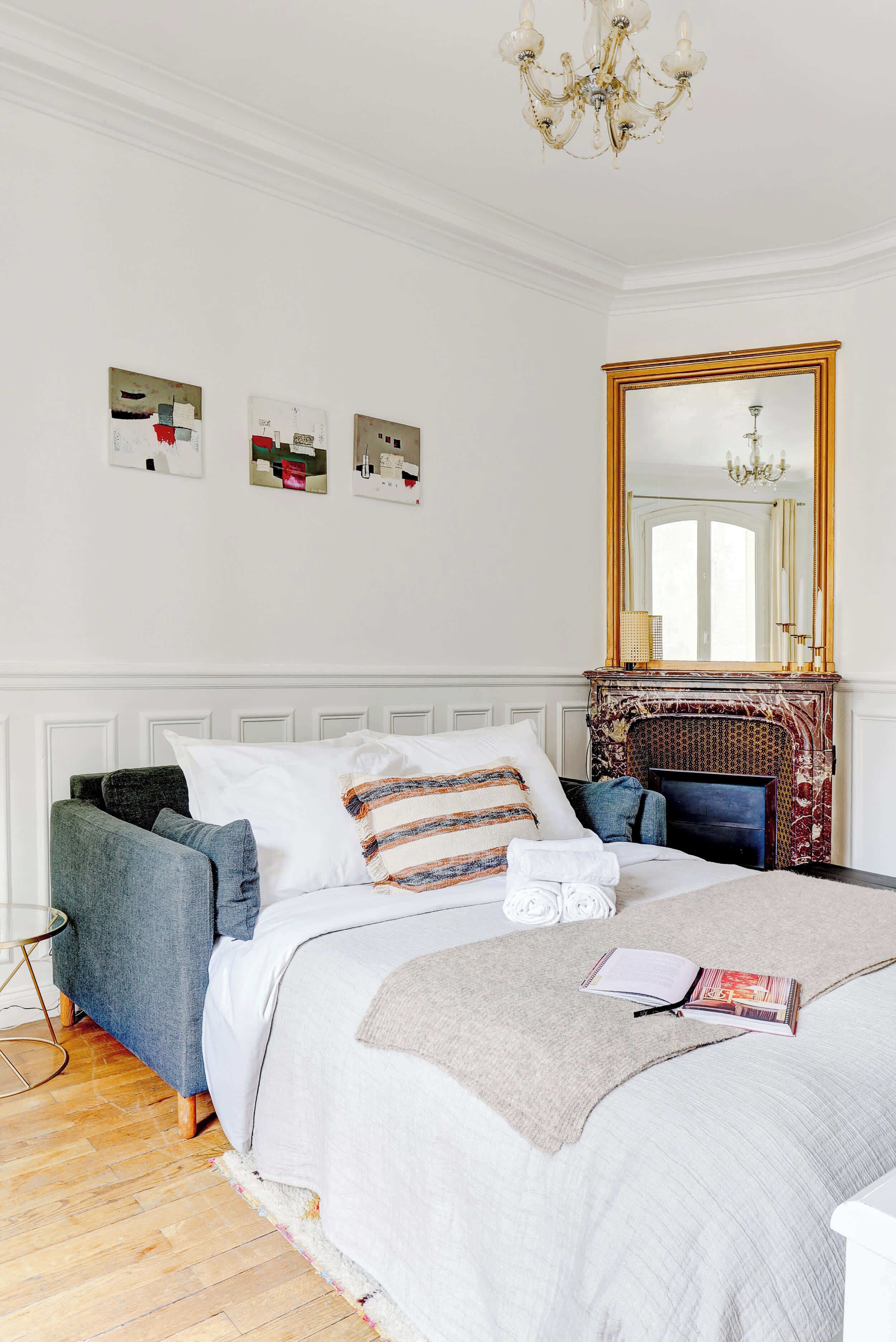 1 chambre, bureau, fer et planche à repasser, lit parapluie