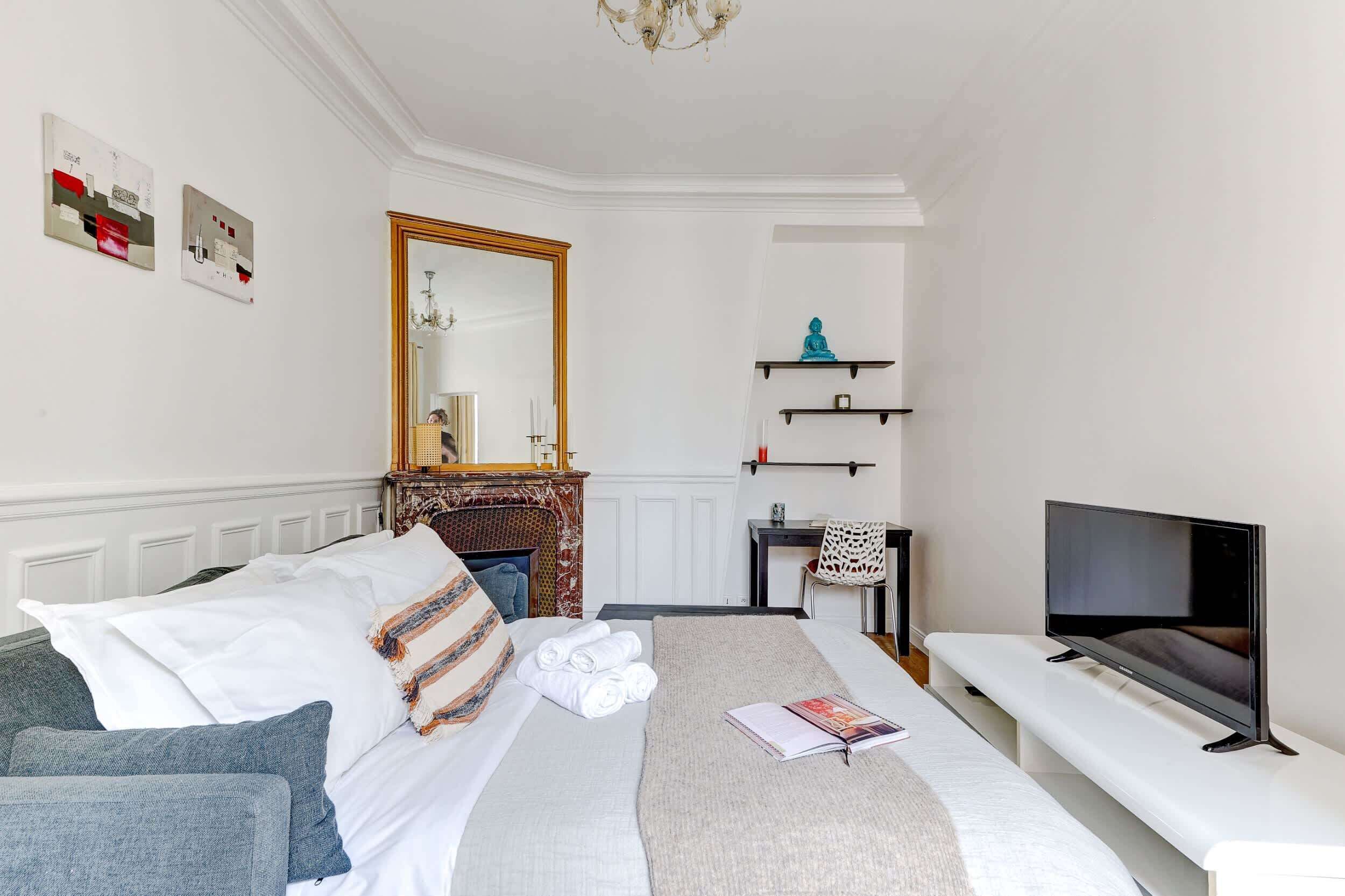1 slaapkamer, een bureau, een strijkplank/strijkijzer, reisbedje
