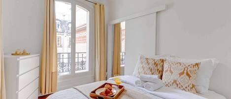 1 Schlafzimmer, Schreibtisch, Bügeleisen/Bügelbrett, Reisekinderbett