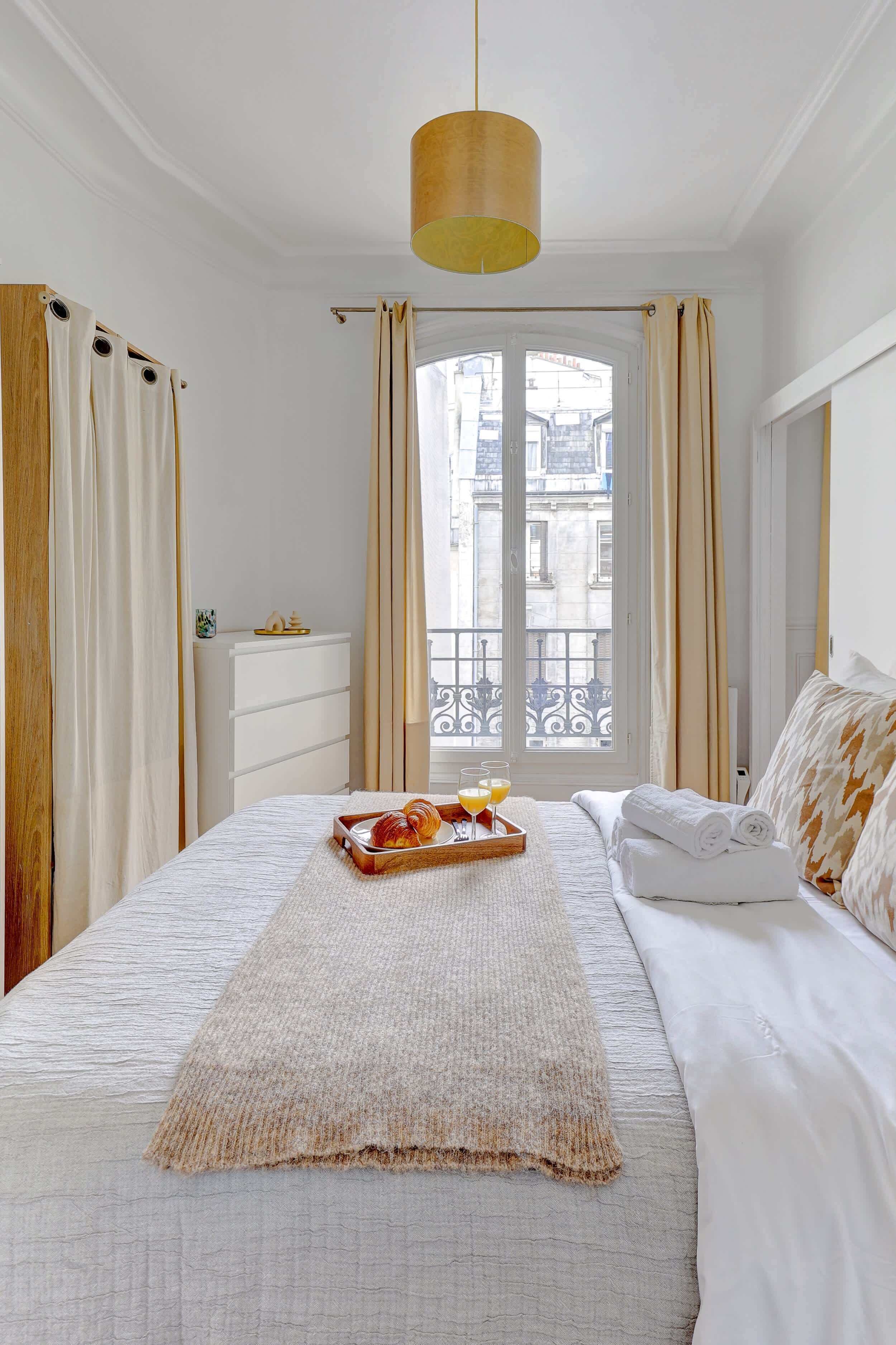 1 habitación, escritorio, tabla de planchar con plancha y cuna de viaje 