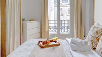1 habitación, escritorio, tabla de planchar con plancha y cuna de viaje