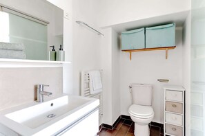Doccia, asciugacapelli, asciugamani, sapone