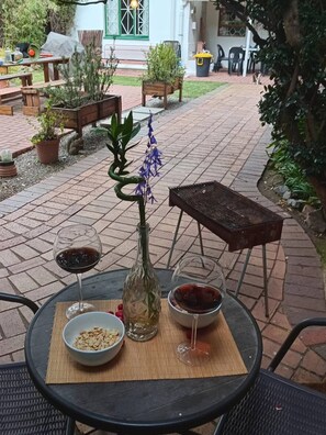 Outdoor dining - Room-jasmin Cottage Brixton (Johannesburg)