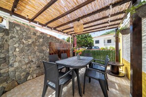 Outdoor dining - House of the Sun (BORDEIRA)