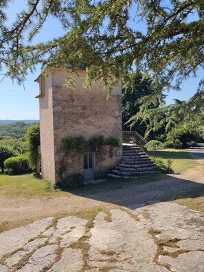 A stone building with a small door and steps leading up to a staircase. - Dovecote near Saint Cirq Lapopie (Saint-Martin-Labouval)