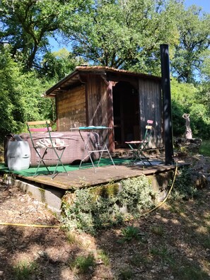 A rustic wooden cabin with a metal platform, a grill, and outdoor seating. - Dovecote near Saint Cirq Lapopie (Saint-Martin-Labouval)