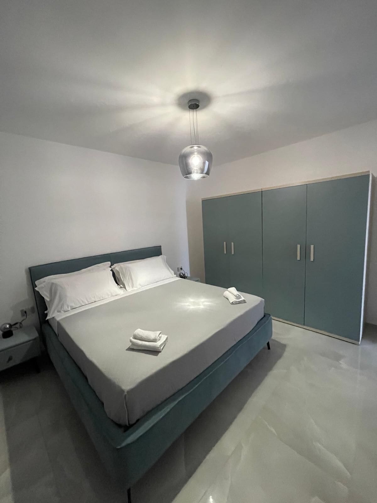 Caja de seguridad en la habitación y tabla de planchar con plancha 