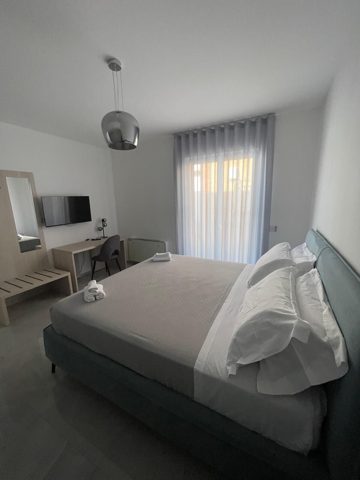 Caja de seguridad en la habitación y tabla de planchar con plancha 