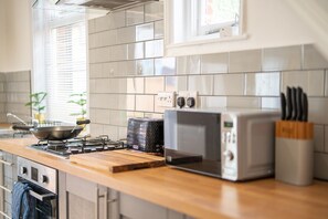 Fridge, microwave, oven, stovetop - Quiet Shirley setting with free parking and an easy walk to the hospital (Southampton)