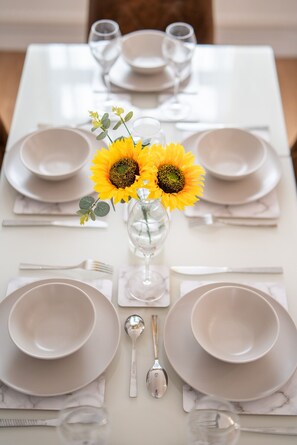 Dining - Quiet Shirley setting with free parking and an easy walk to the hospital (Southampton)