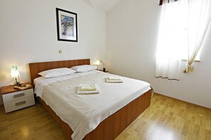 Internet, bed sheets - Spacious poolside apartment in Tar (Tar)