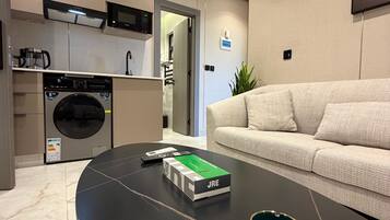 Apartment, 2 Bedrooms, Accessible, Smoking | Living room