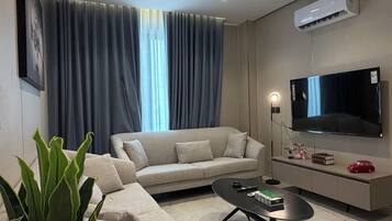 Apartment, 2 Bedrooms, Accessible, Smoking | Living room