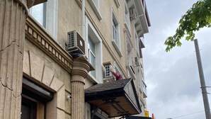 A building with classical architecture, including columns and a balcony. - Cathedral Park in lovely Chișinău (Chișinău)