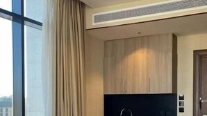 Phòng Suite Junior, sân hiên, quang cảnh thành phố | Khu ăn uống