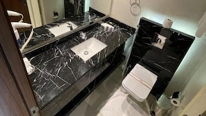 Phòng 2 giường đơn Deluxe, quang cảnh thành phố | Phòng tắm | Đồ dùng nhà tắm miễn phí, xà phòng, dầu gội, giấy vệ sinh