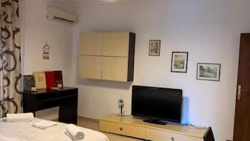 Desk, laptop workspace, free WiFi