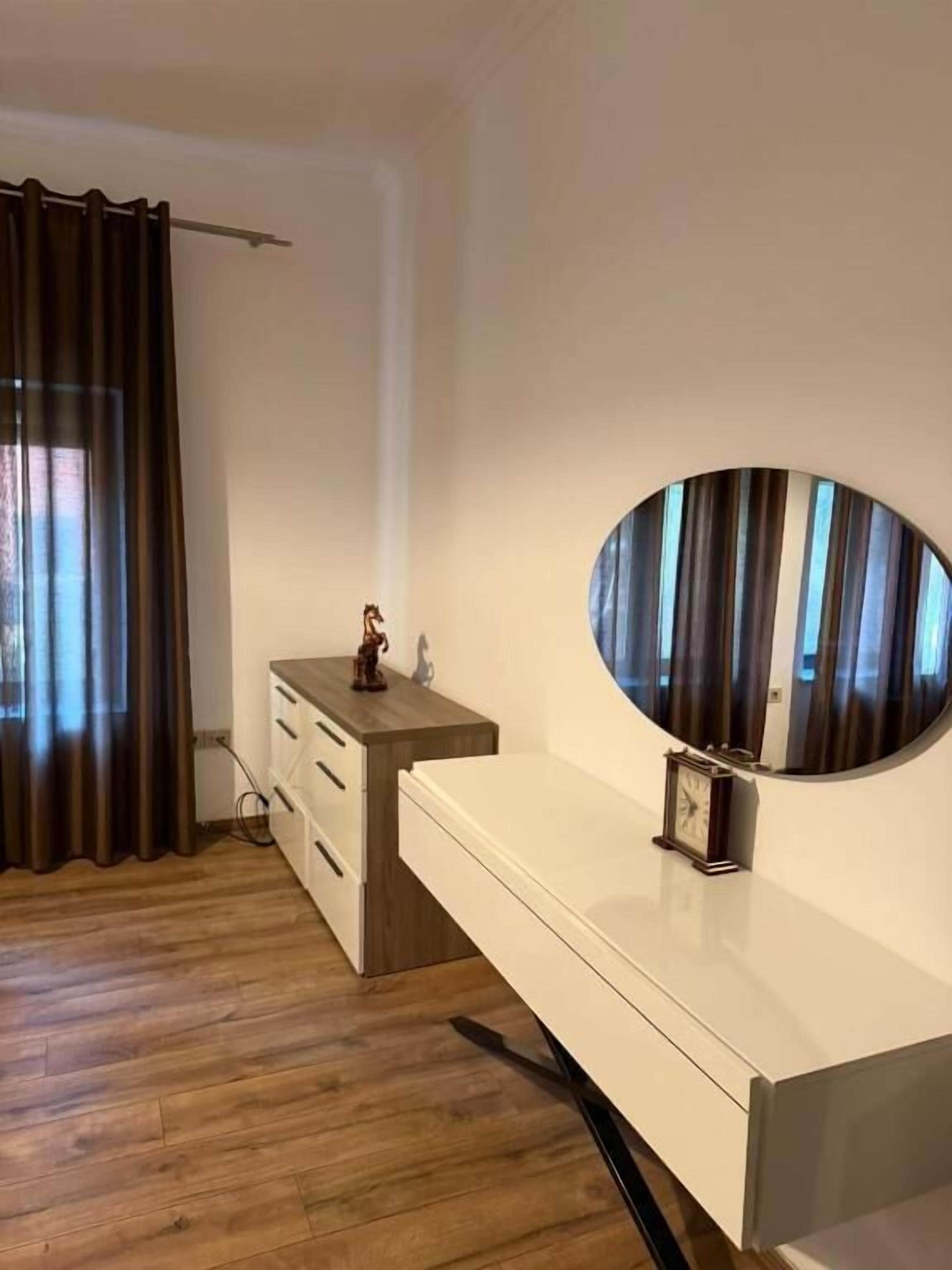 Habitación cuádruple, balcón, vistas a la ciudad | Interior