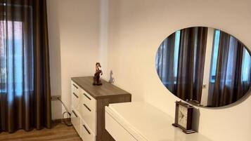 Habitación cuádruple, balcón, vistas a la ciudad | Interior