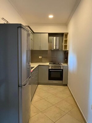 Mini-Kühlschrank, Mikrowelle, Ofen, Kochgeschirr/Geschirr/Besteck