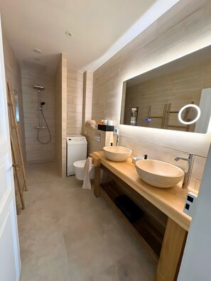 Shower, hair dryer, towels