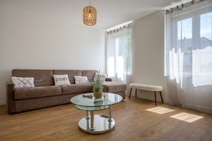 TV - La Maison du Portier: Mountain View, Private Terrace with Fire Pit and Wi-Fi (Malmerspach)