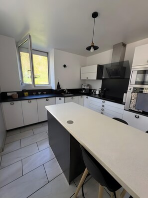 Microwave, oven, dishwasher, coffee/tea maker