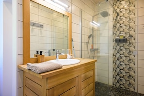 Dusche, Haartrockner, Handtücher
