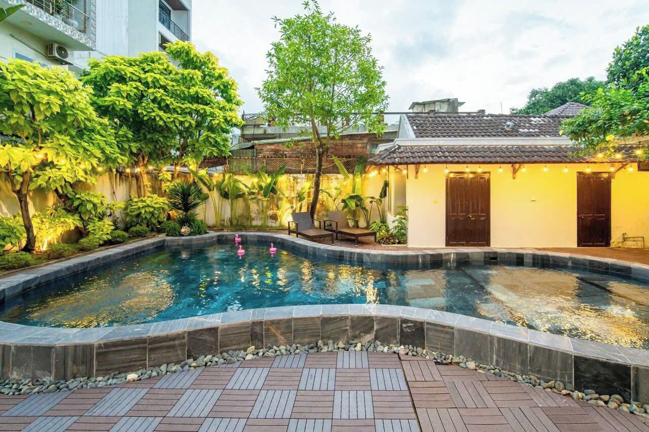 Una piscina al aire libre