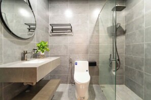 Villa, vue cour intérieure | Salle de bain