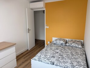 Bügeleisen/Bügelbrett, Reisekinderbett, kostenloses WLAN, Bettwäsche