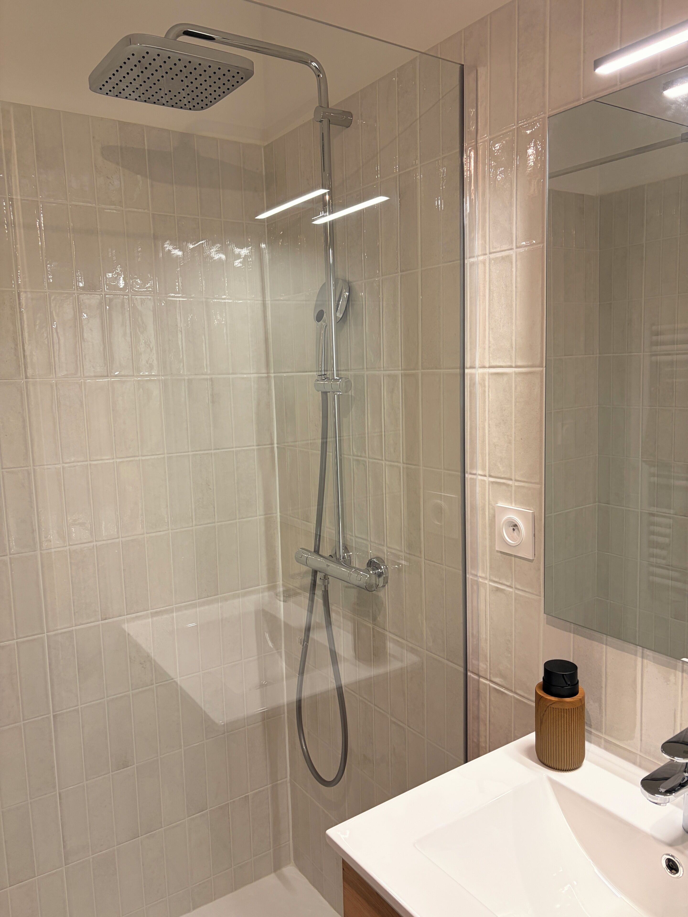Dusche, Haartrockner, Handtücher, Toilettenpapier