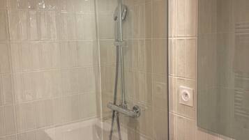 Dusche, Haartrockner, Handtücher, Toilettenpapier