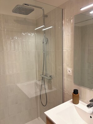 Dusche, Haartrockner, Handtücher, Toilettenpapier