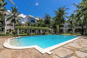 Una piscina al aire libre