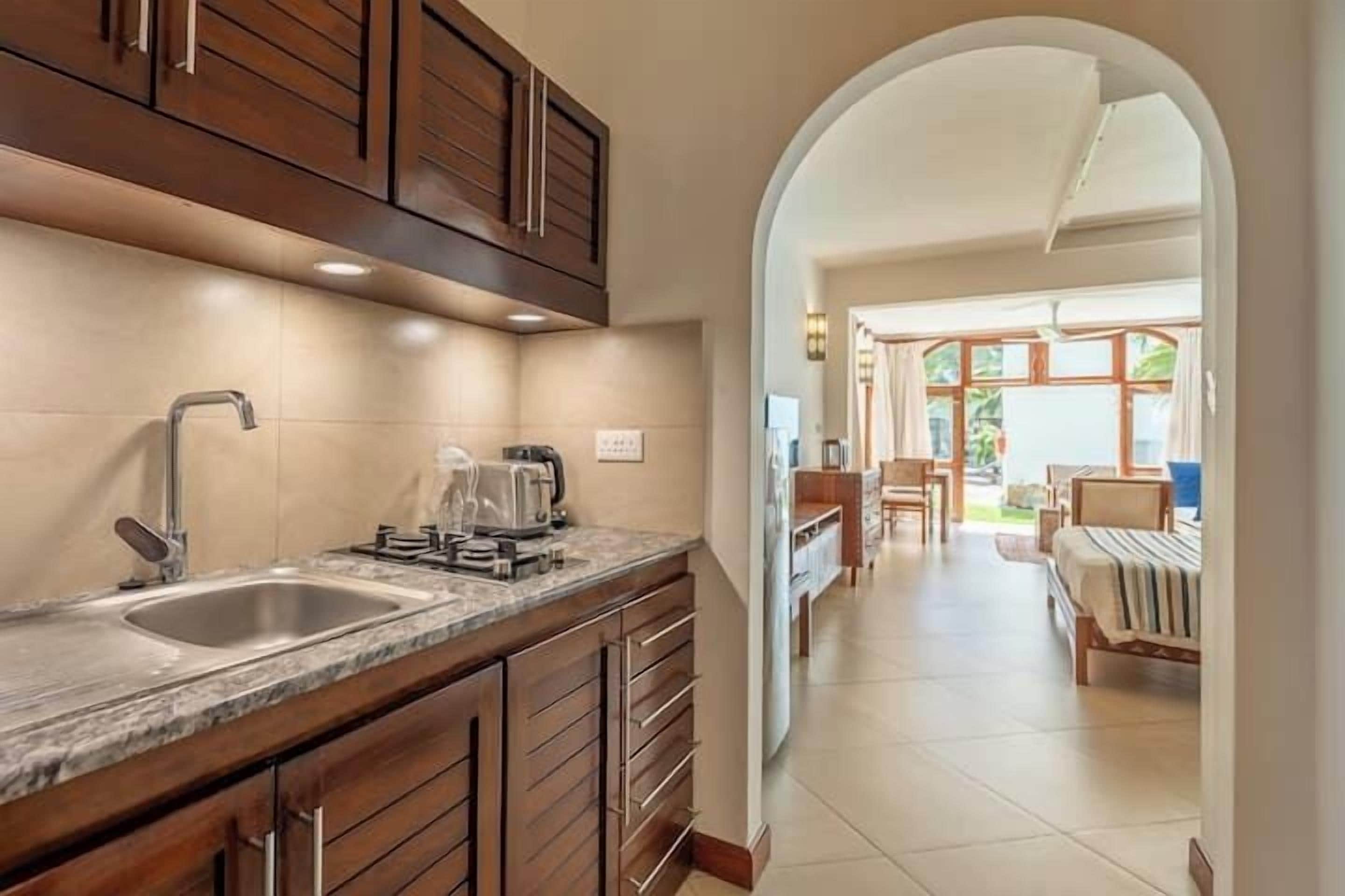 Deluxe Studio Suite | Private kitchen | Fridge, microwave, cookware/dishes/utensils