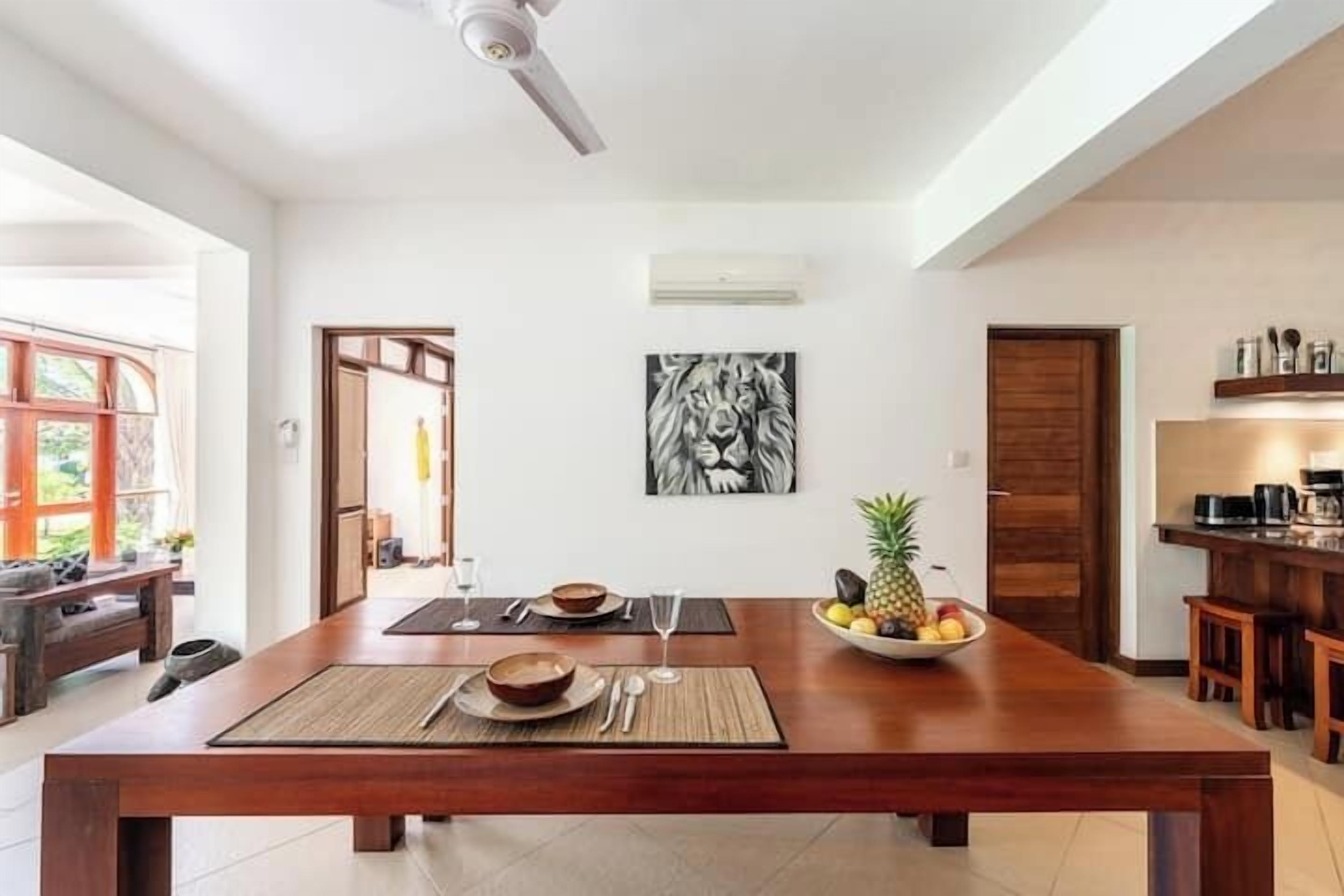 Apartamento clásico | Zona de estar | Smart TV de 24 pulgadas con canales digitales