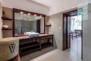 Classic-Apartment | Badezimmer | Dusche, Hausschuhe, Handtücher, Seife