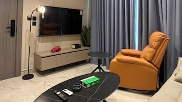 Apartment, 1 Bedroom, Accessible, Smoking | Living room