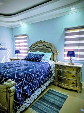 Tabla de planchar con plancha, wifi y ropa de cama 