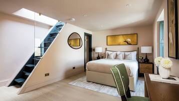 3 bedrooms, desk, iron/ironing board, travel cot