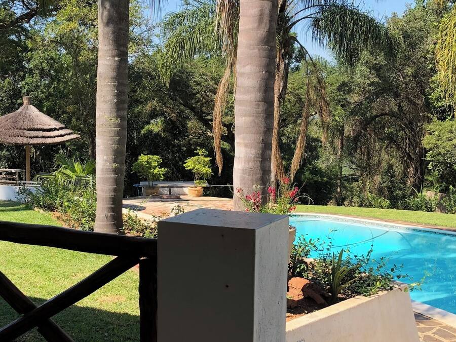 Habitación estándar con 1 cama doble o 2 individuales, patio, vistas al jardín | Piscina | Una piscina al aire libre