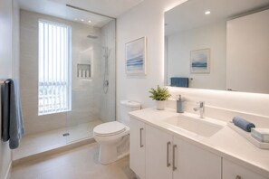 Haartrockner, Bidet, Handtücher, Seife