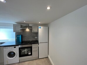 Elite Apartment | Shared kitchen | Full-sized fridge, microwave, oven, stovetop