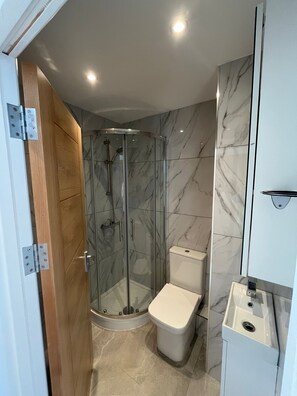 Comfort Apartment | Bathroom | Shower, hair dryer, towels, soap