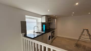 Elite Apartment | Shared kitchen | Full-sized fridge, microwave, oven, stovetop