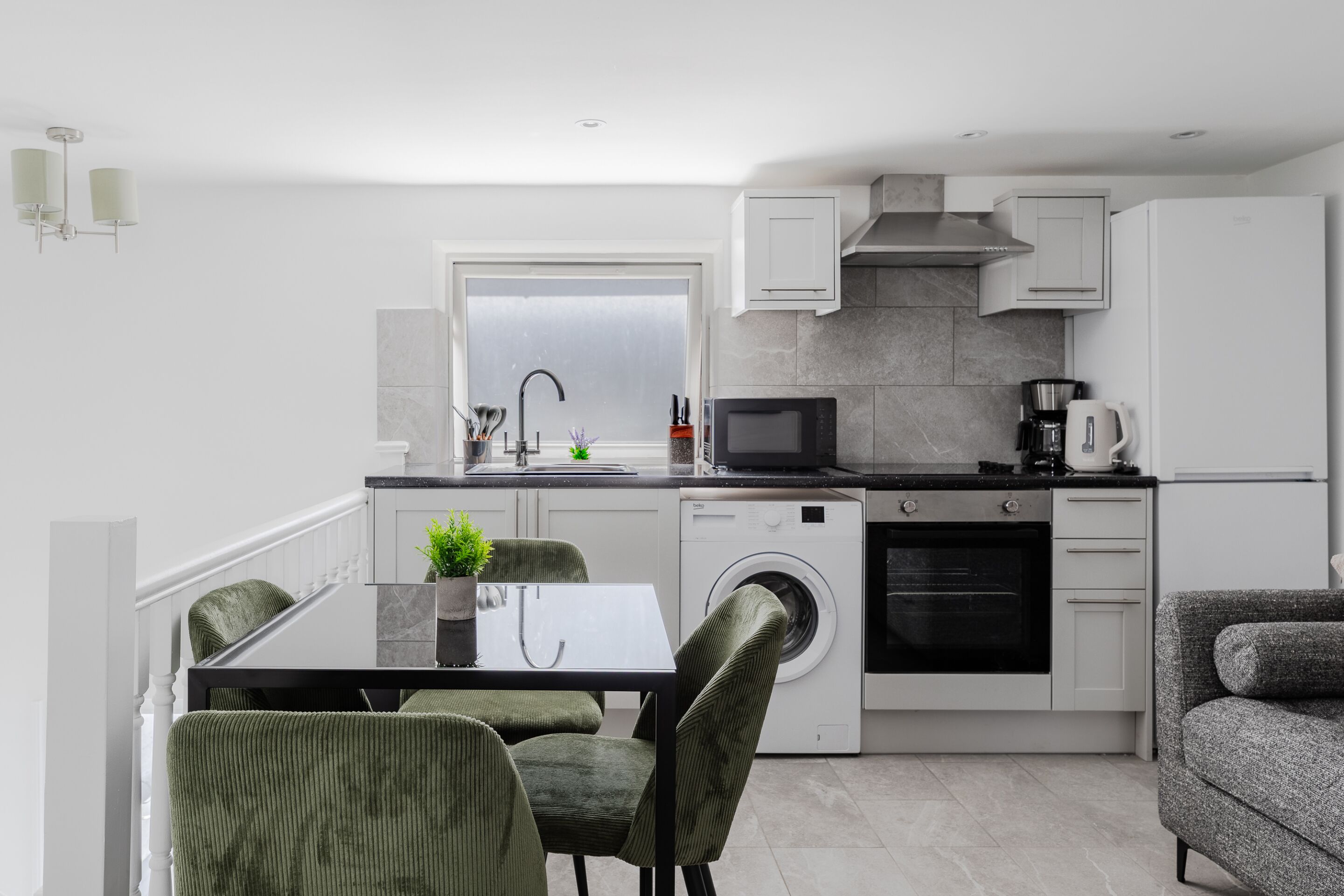 Apartamento Elite | Cocina privada | Frigorífico grande, microondas, horno y placa de cocina